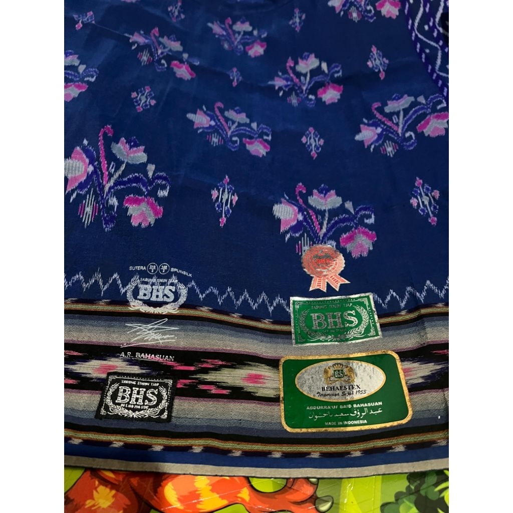 sarung bhs sutra spunsilk mst mustamin second like new
