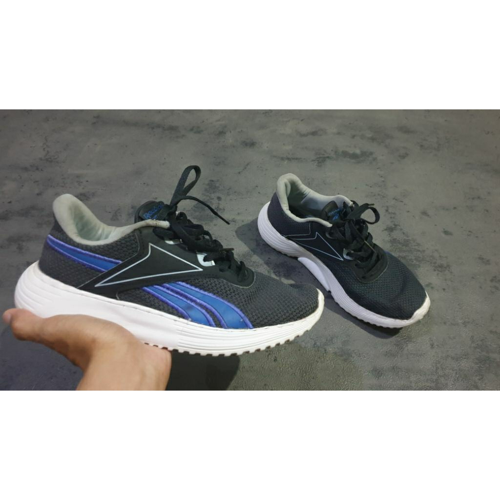 sepatu lari second size 40