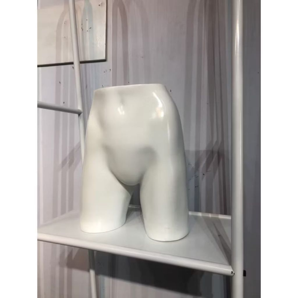 Patung Celana Cewe Pendek Fiber