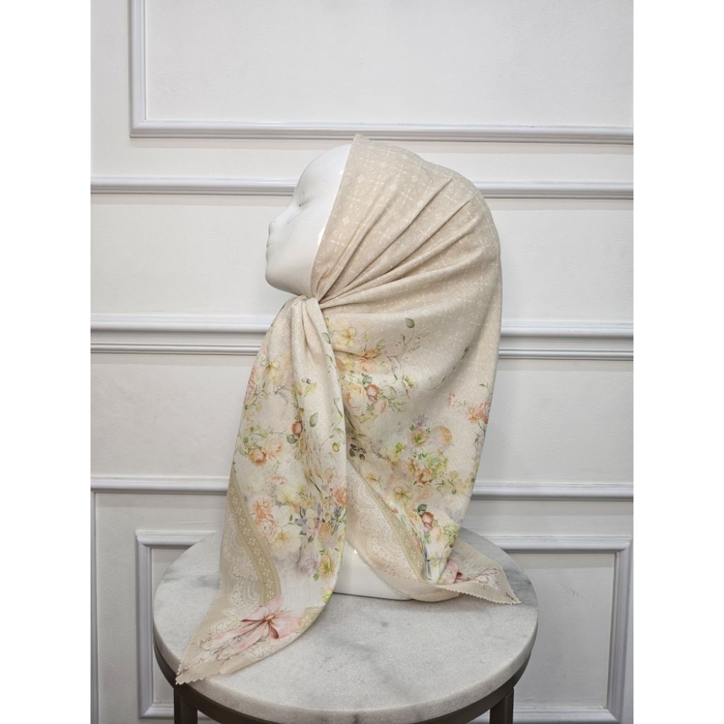 HIJAB SEGI EMPAT VOAL MOTIF BUNGA JASMIN PUTIH CREAM