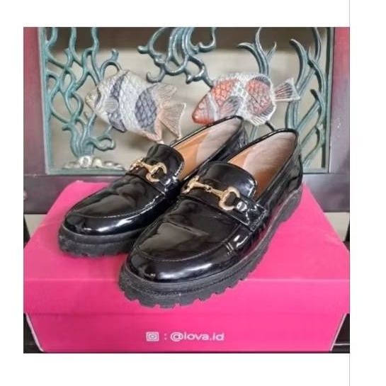 Preloved Sepatu Docmart Wanita - Lova.Id