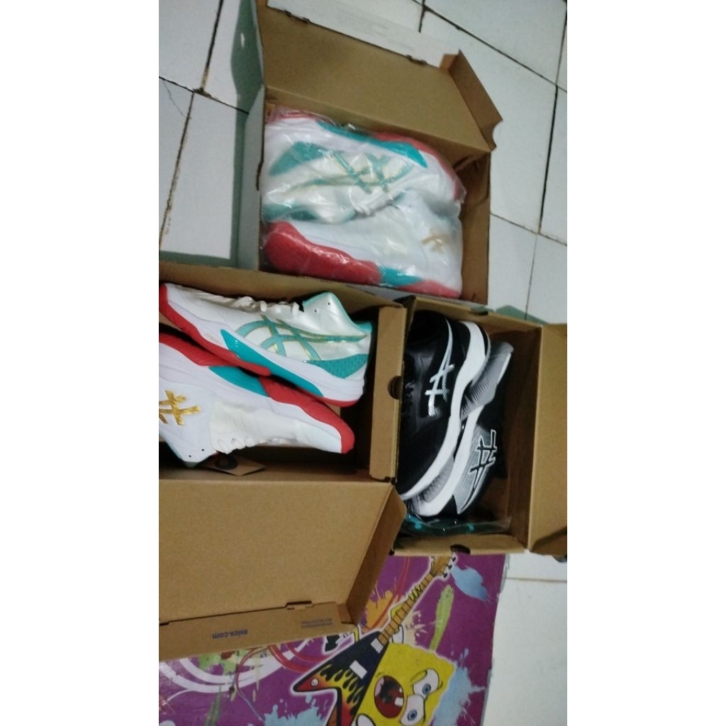 sepatu voli asics