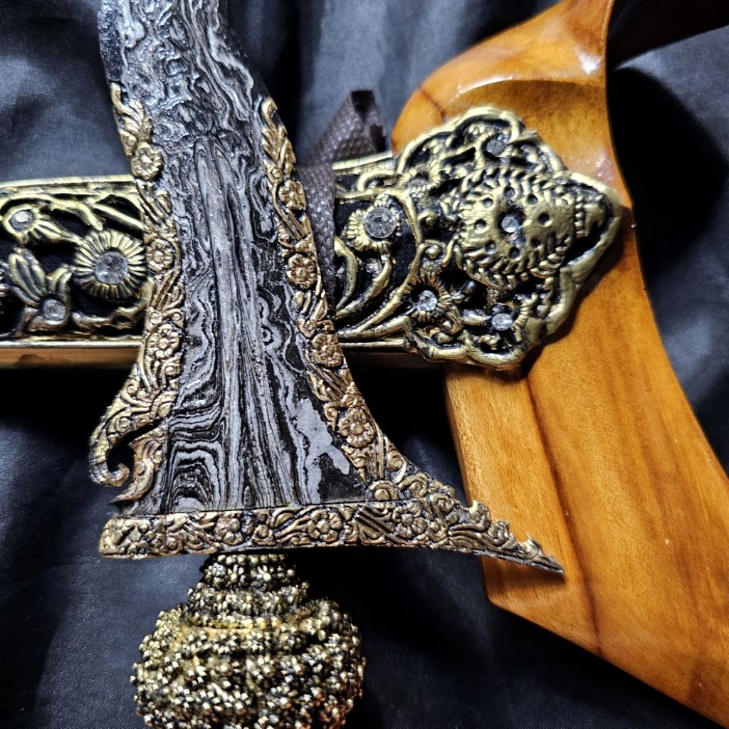 Keris Sengkelat Luk 13 Kinatah Sepuh Emas Pamor Udan Mas
