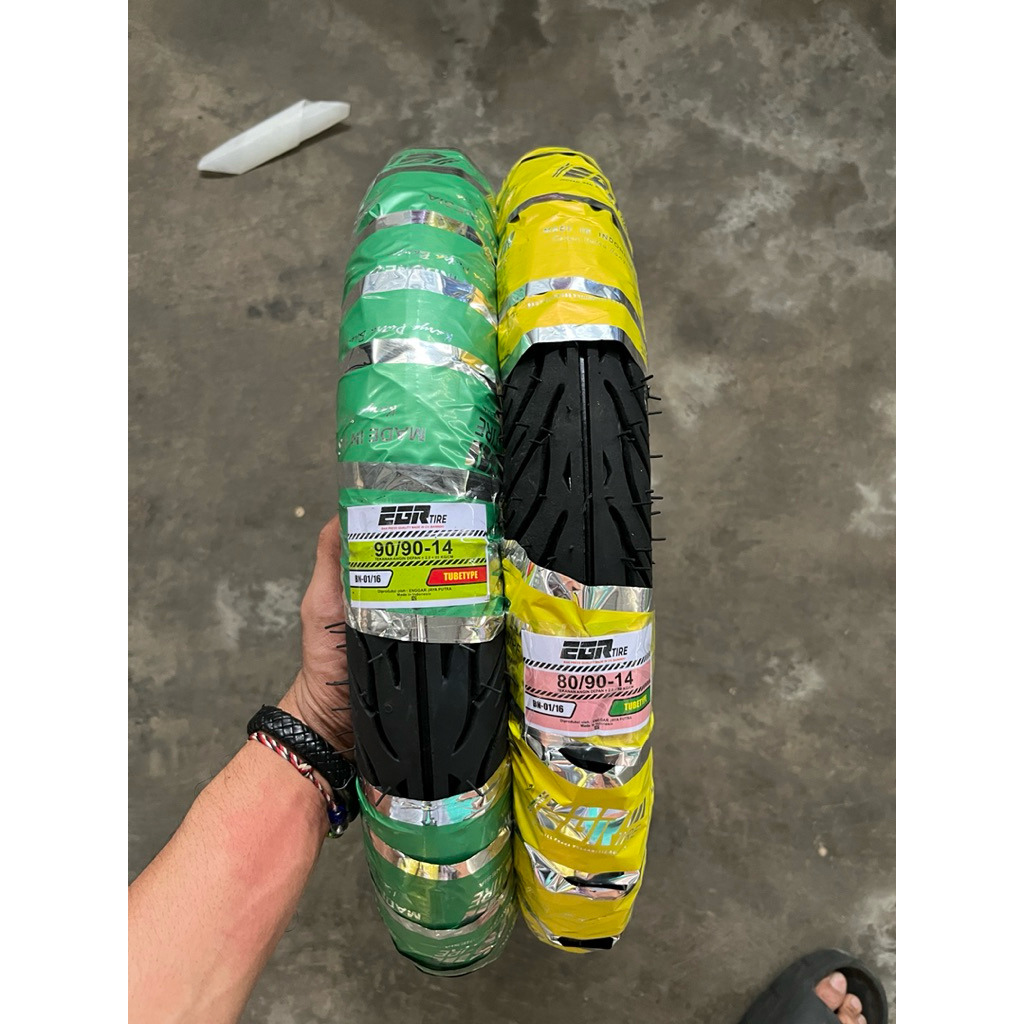 Sepasang ban motor matic, ring 14. depan 80/90, belakang 90/90 - 14. non tubles. cocok buat motor mi