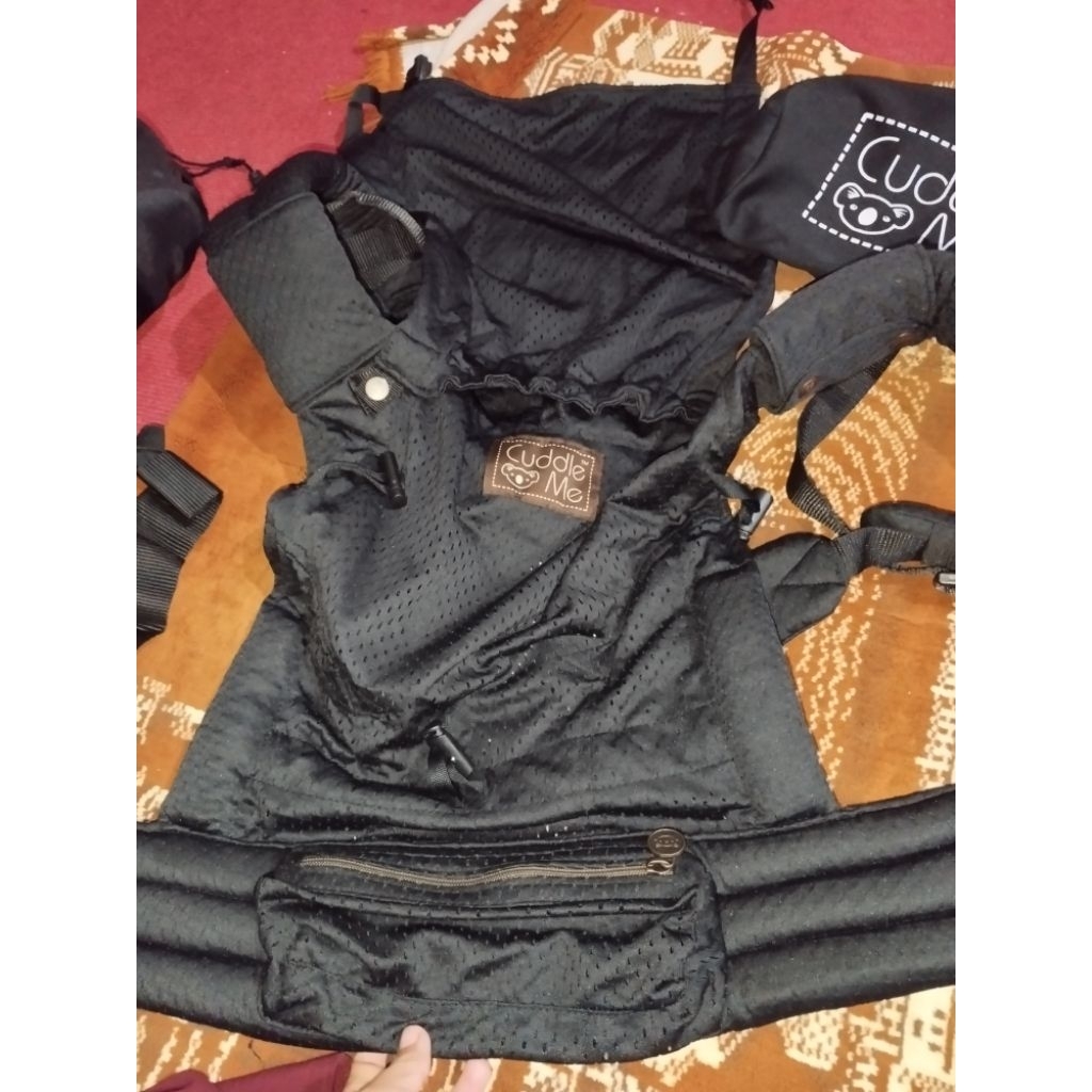 Preloved Cuddle Me Levana Air - black
