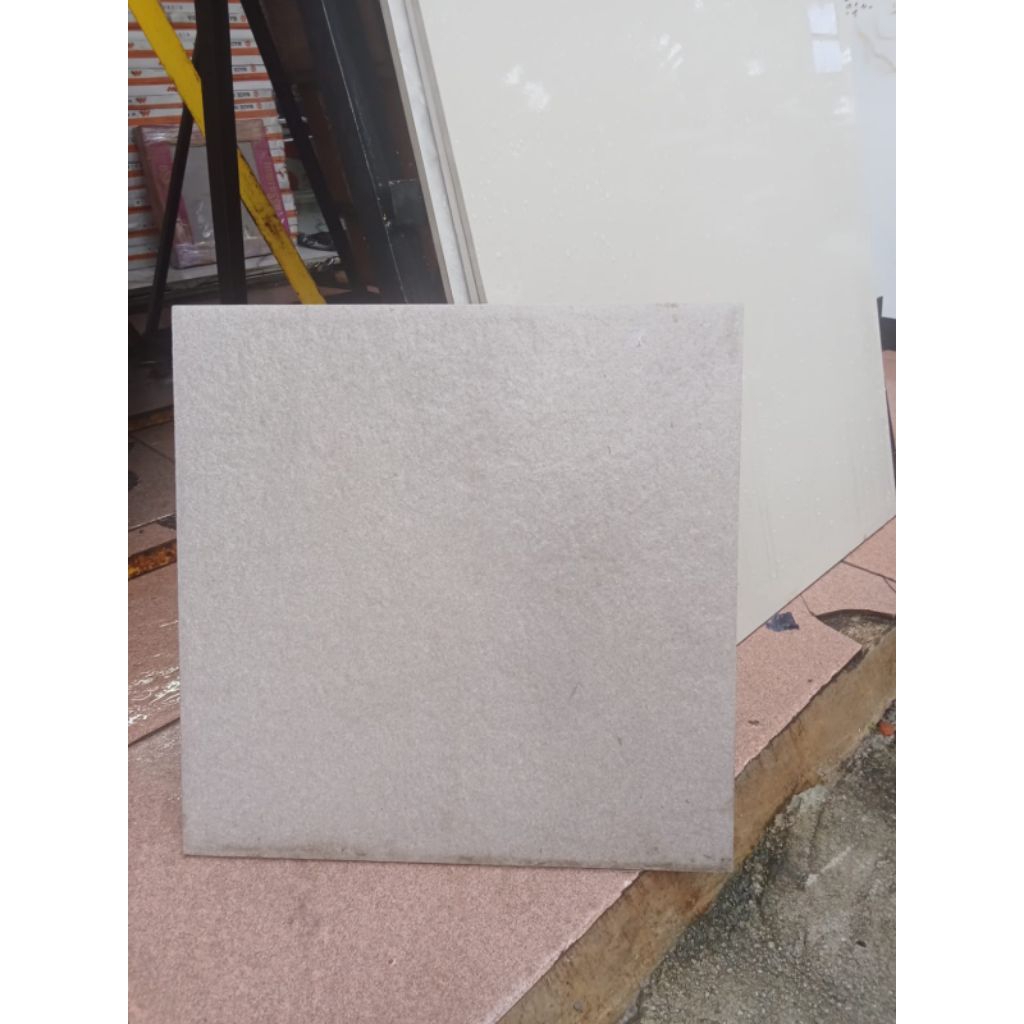 Keramik Kasar Rocky Grey 40 x 40