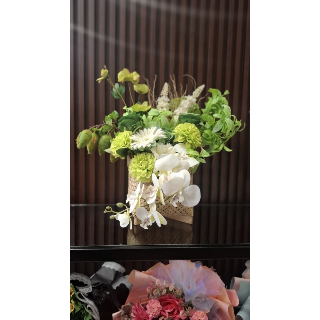 Flower Box Artificial Hijau Putih dengan Anggrek untuk Dekorasi Rumah Elegan