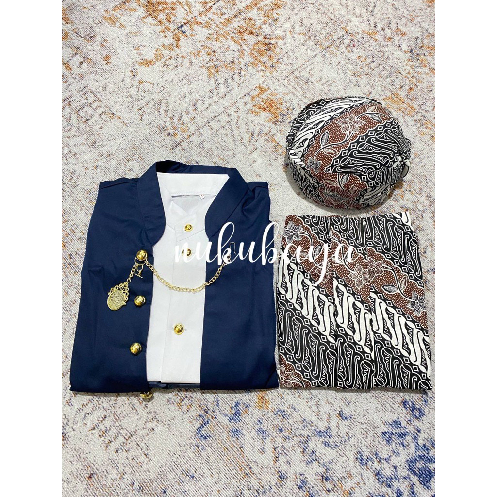 [SB1NV] Set Pakaian Adat Jawa - Beskap Hewes Navy + Jarik Instan Sudah Jadi + Blangkon Solo