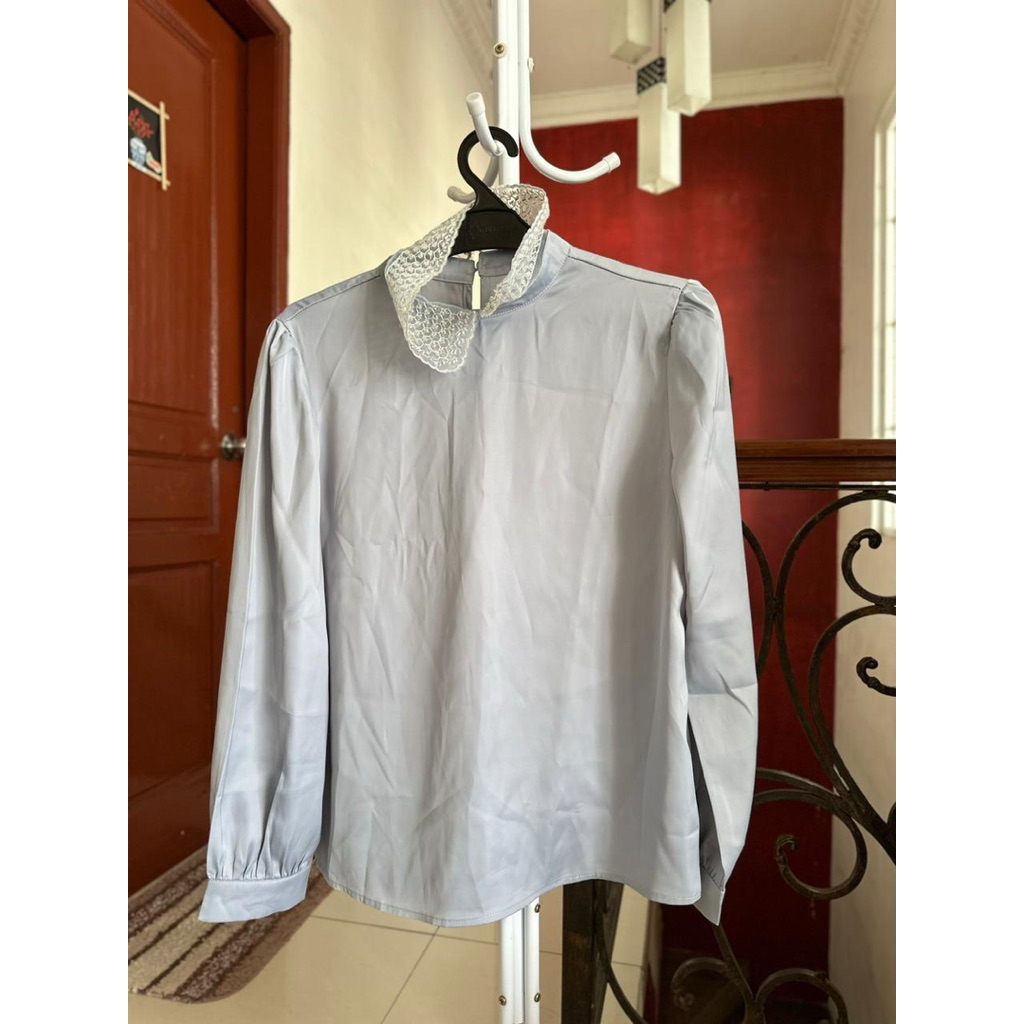 Blouse Wanita Ice Blue dengan Kerah Lace & Beads Elegan