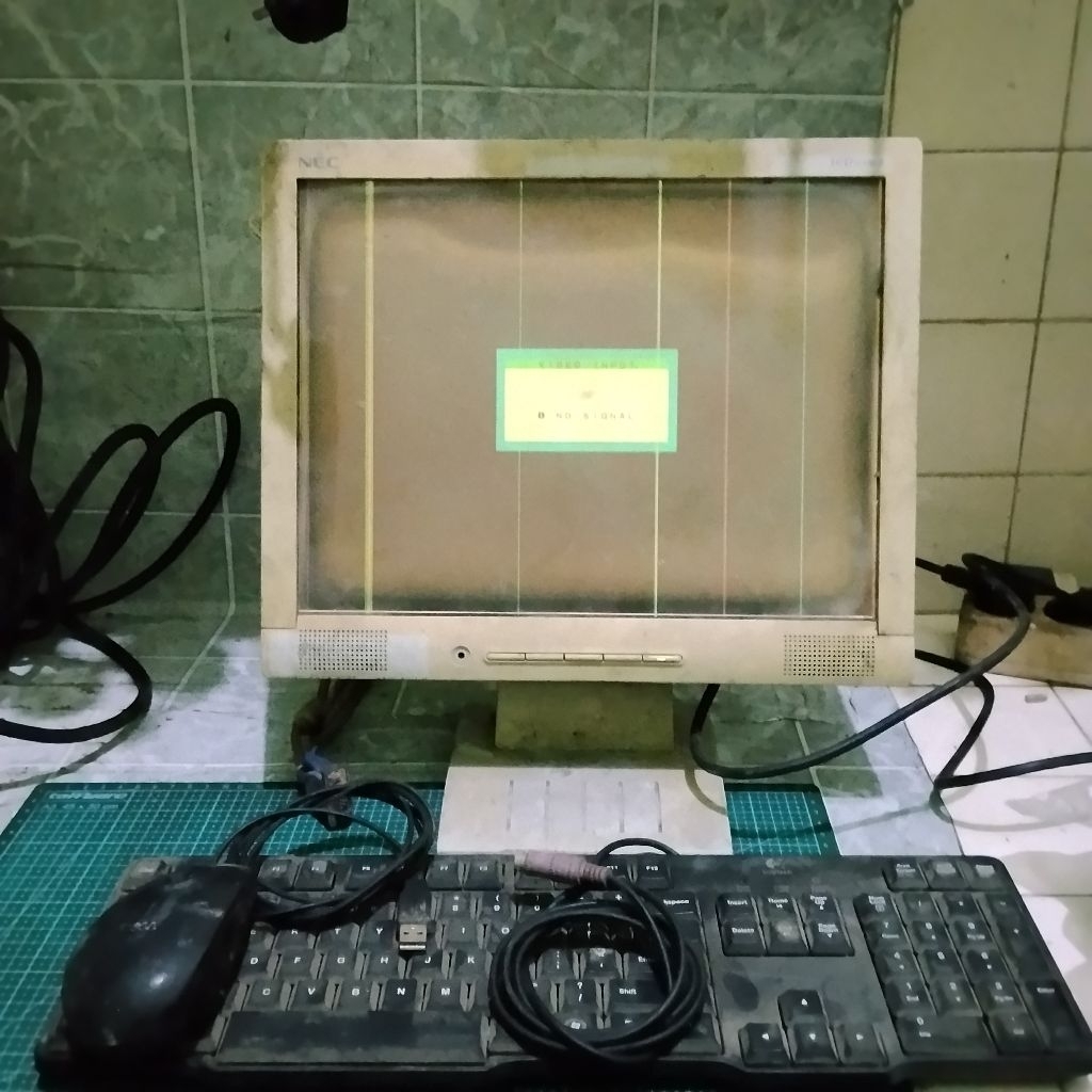 Dijual Monitor LCD NEC + Keyboard & Mouse Kondisi Mati / Gambling  LCD 52VM-R (Model No. L154F0)