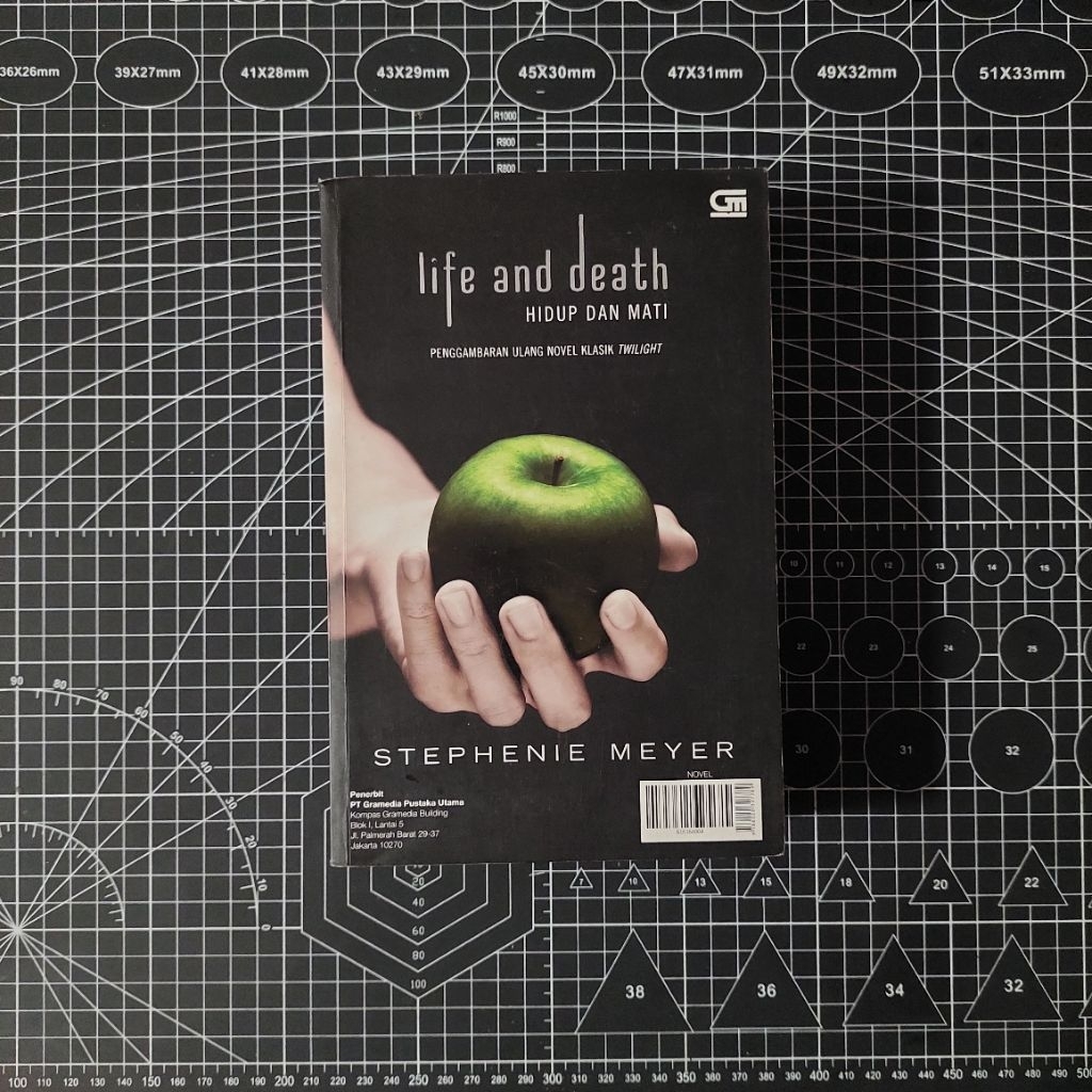 PRELOVED BOOK - Novel Twilight & Life and Death Edisi Spesial 10 Tahun - Stephenie Meyer