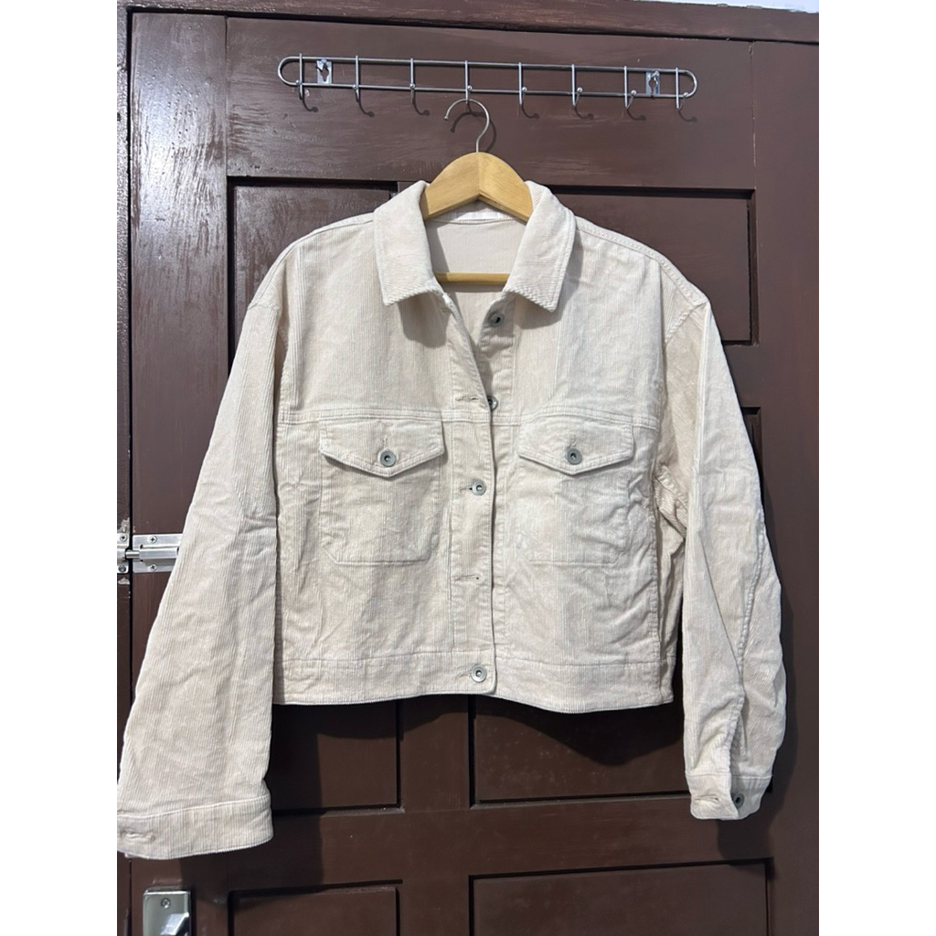 Jacket Uniqlo Corduroy Ivory Kantong Depan Lengan Panjang