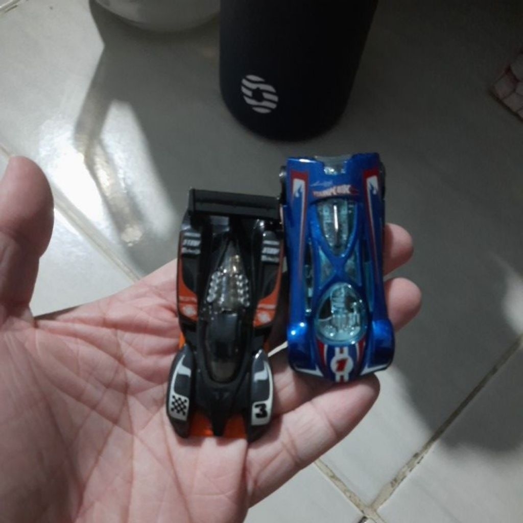 Hotwheels SlingShot & 24 Ours