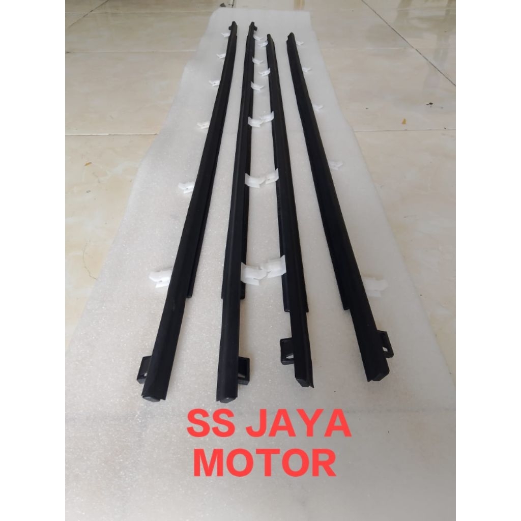 Pelipit Lis kaca mobil Avanza 2005 -2012harga 1Set  (4pintu)