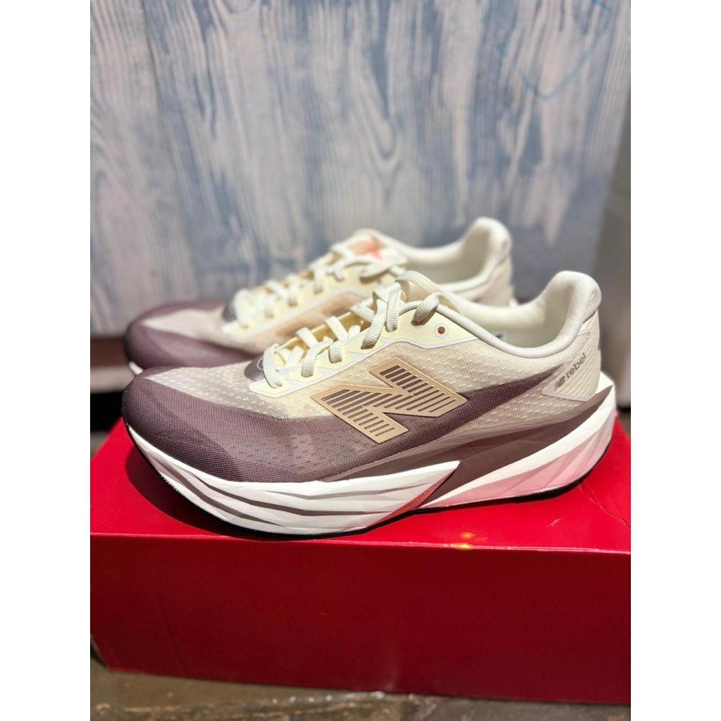 New Balance fuelcell rebel v5 beige brown