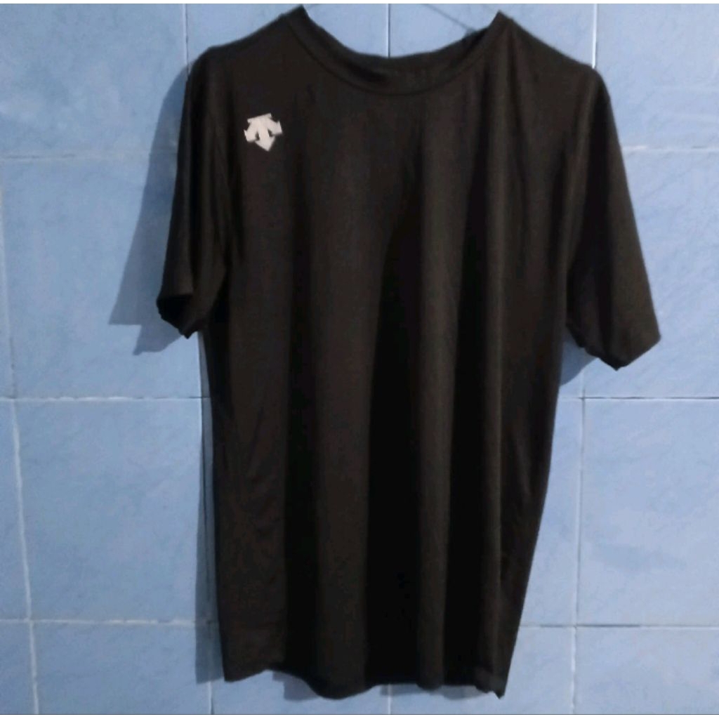 descente kaos drifit hitam