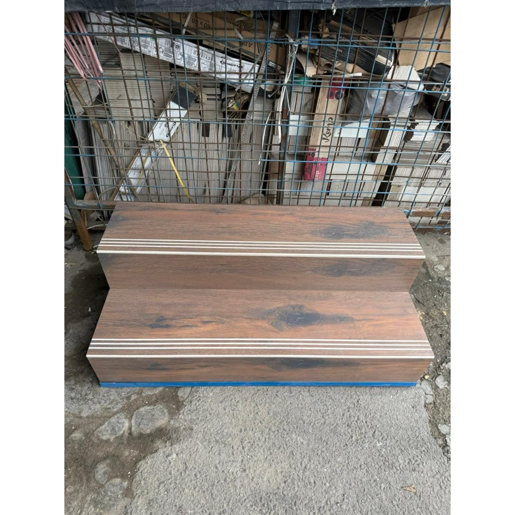 costume granit tangga motif kayu