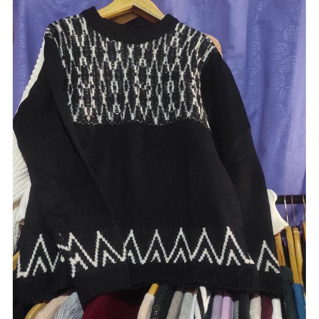 SWEATER HITAM MOTIF WOL