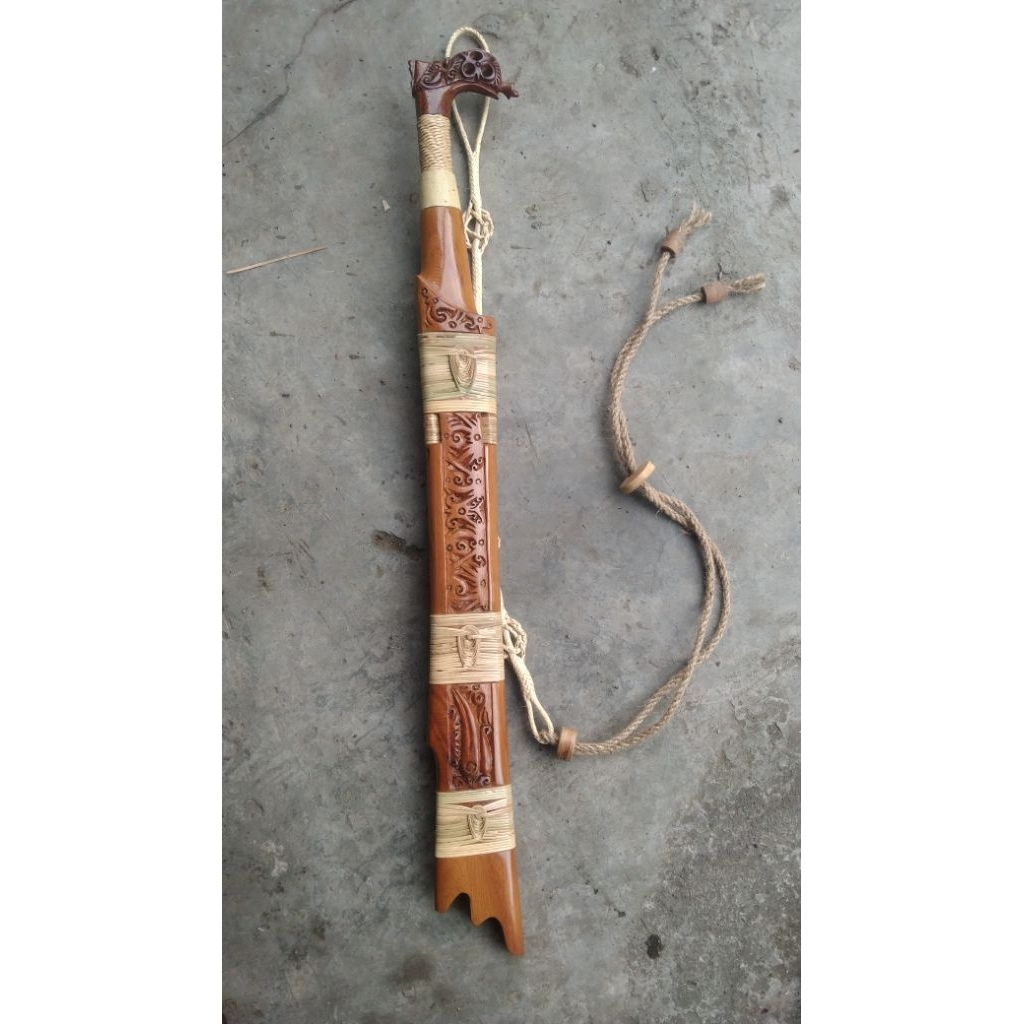 Mandau motif hulu kenohong dari kayu Ulin full ukir