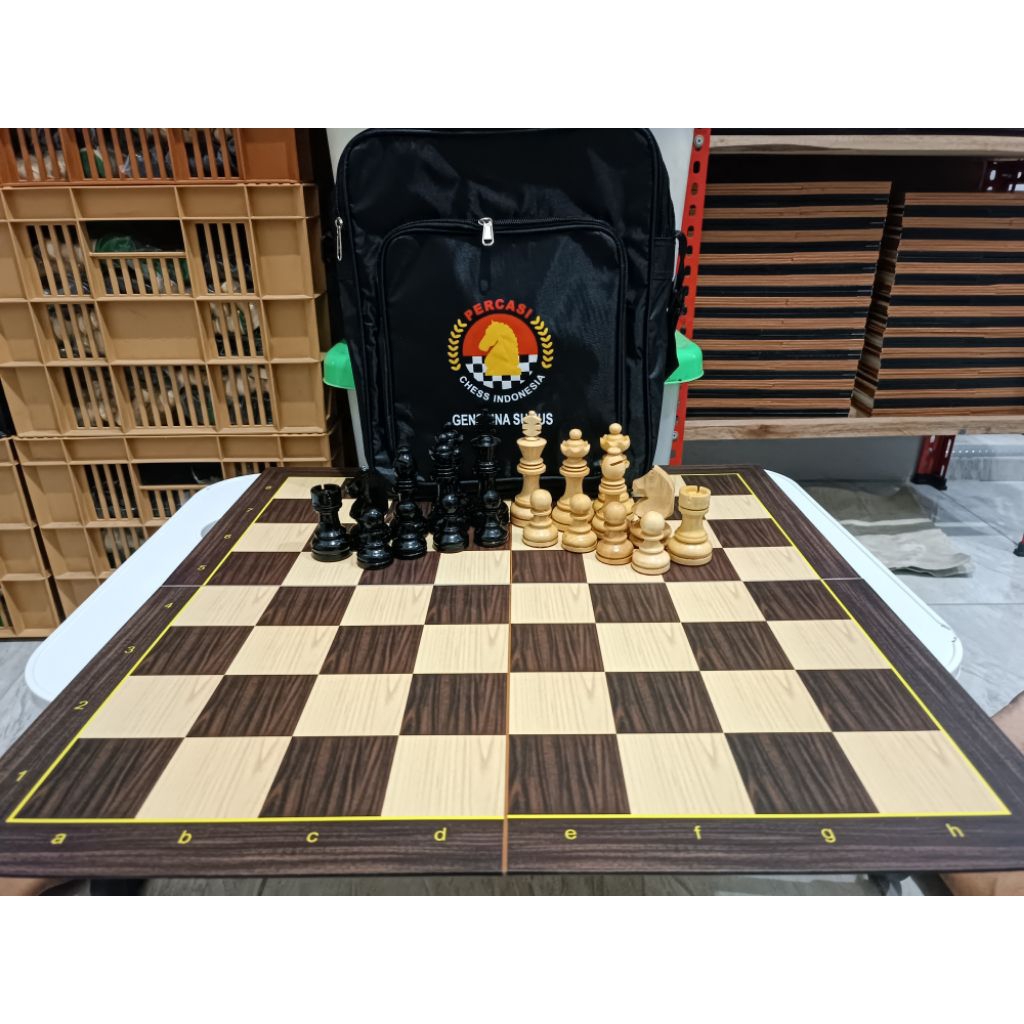 set catur kayu (catur + papan + tas)