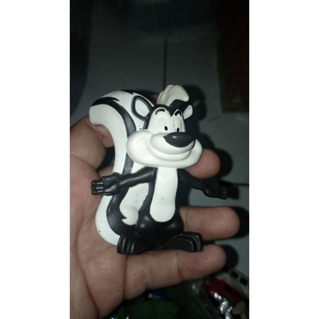 figure hewan rubah putih hitam happy meal