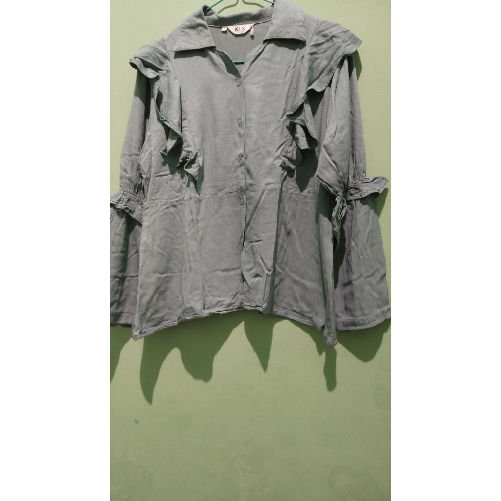 preloved blouse merk kin outfit warna sage green dengan hiasan renda