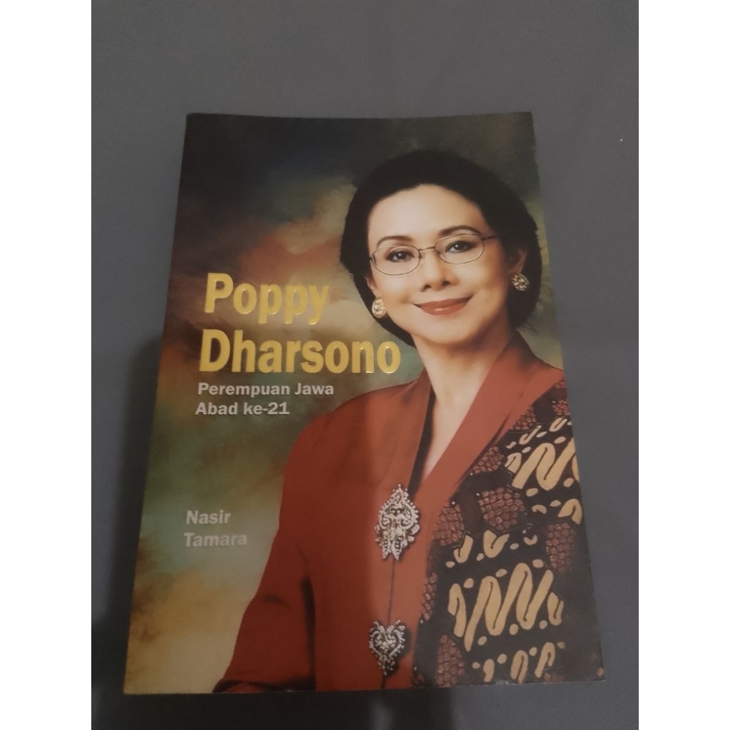 Buku Biografi Poppy Dharsono