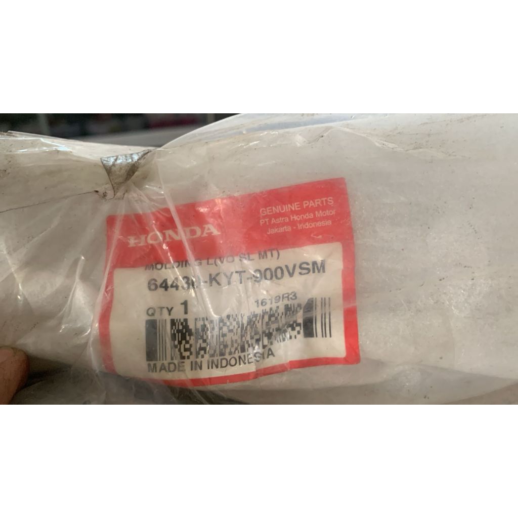64430 KYT 900VSM MOLDING LIST BODY DEPAN SCOOPY KARBU KIRI SILVER TUA ORIGINAL AHM