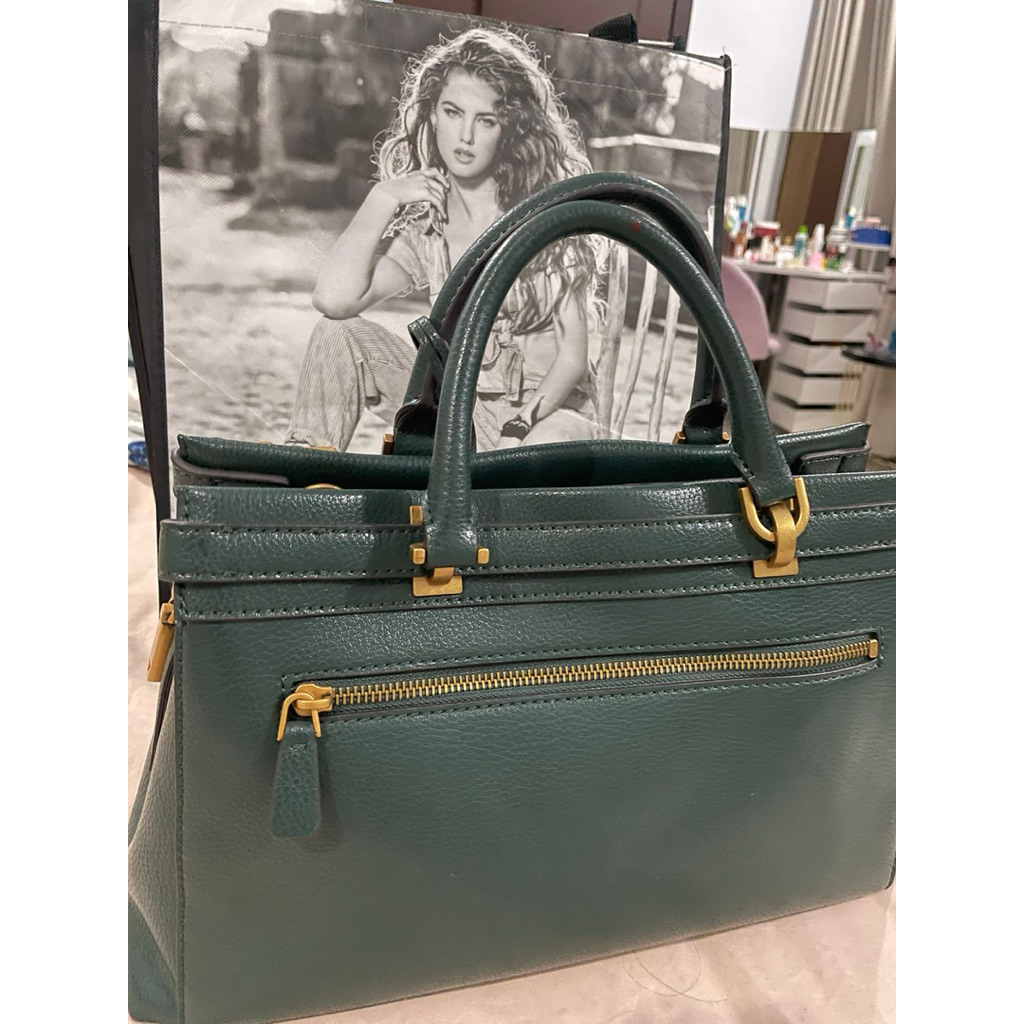 Preloved Tas Guess Kondisi Like New