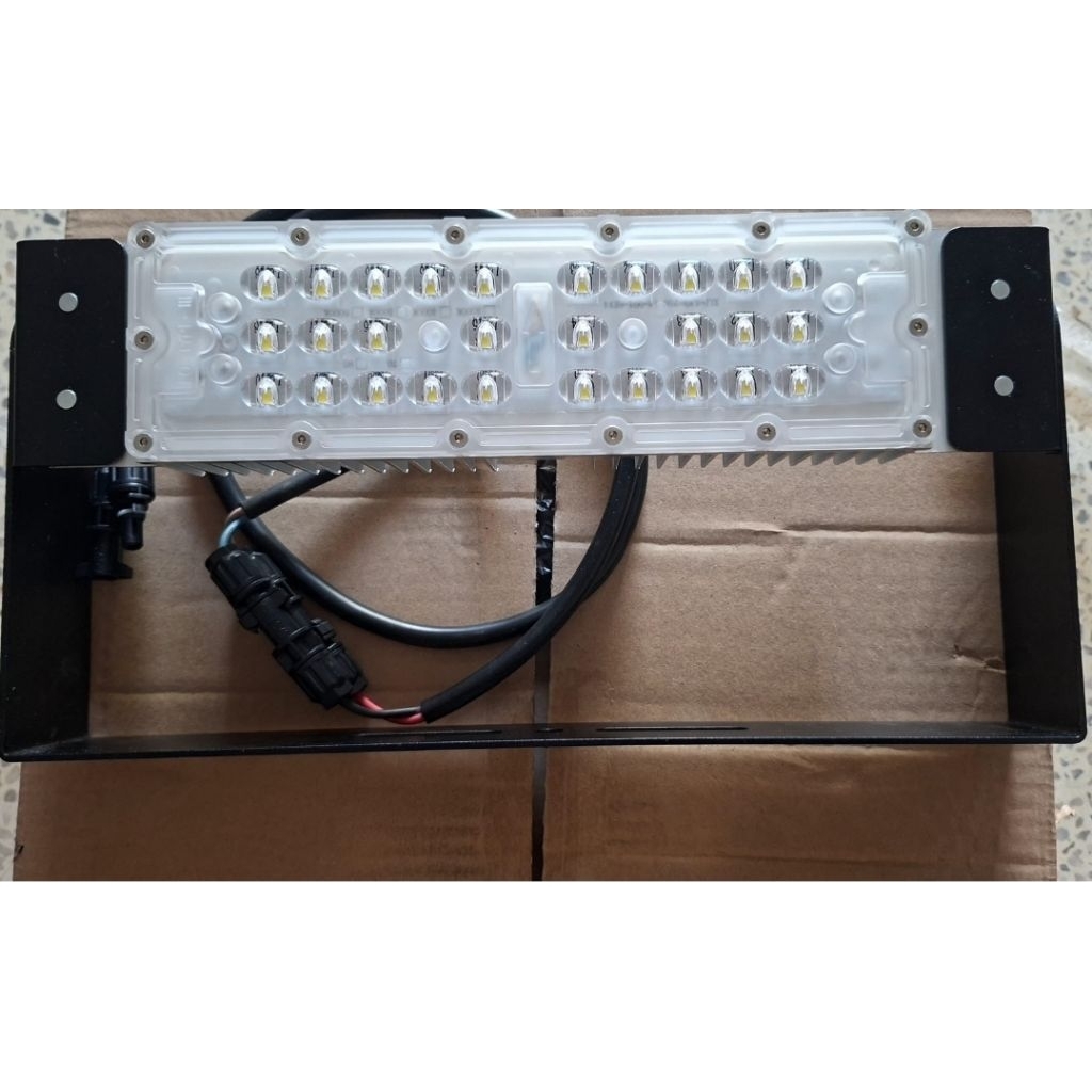 Lampu PJU Panel Surya DC / Lampu sorot PLTS