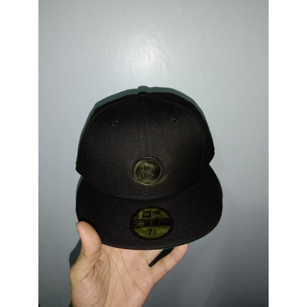 new era black scale