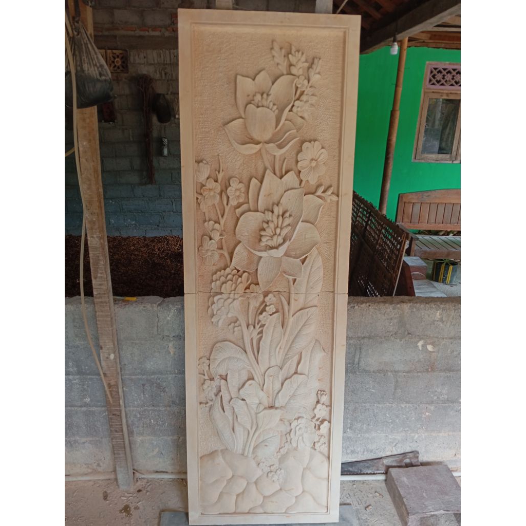 Relief batu alam motif bunga