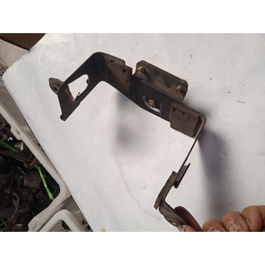 besi breket dudukan aki Suzuki Thunder 125 original