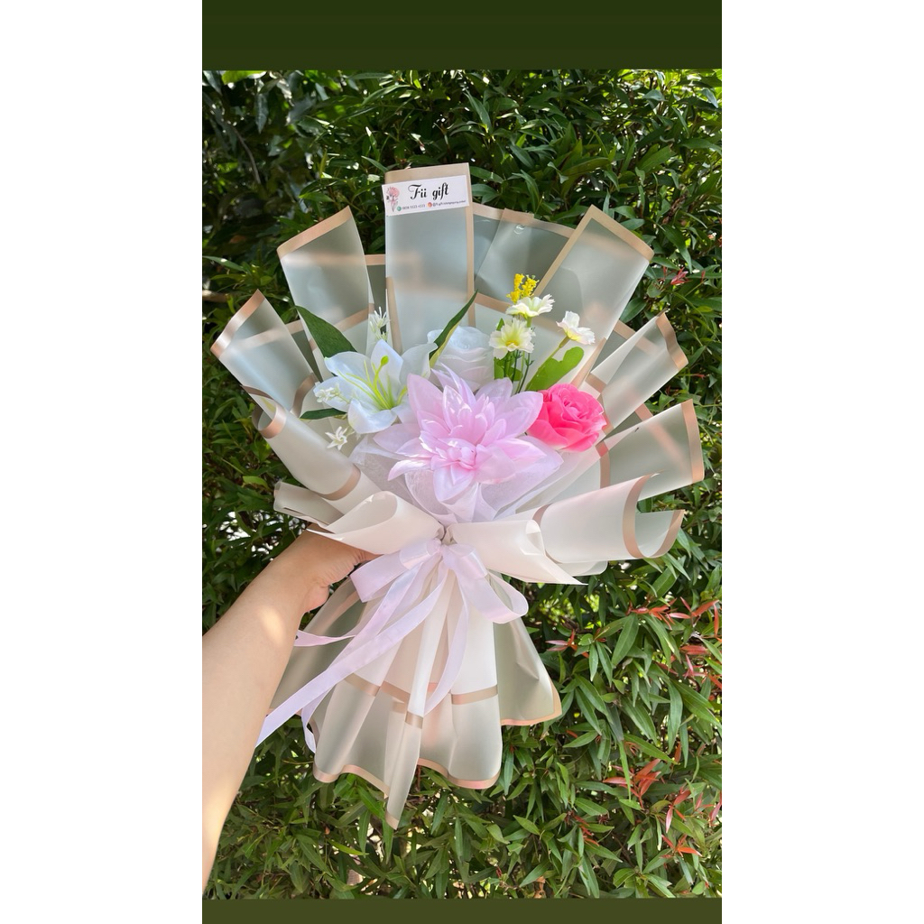 KRISLY BUKET BUNGA ARTIFICIAL BOUQUET FLOWER PUTIH PINK SOFT ULANG TAHUN BIRTHDAY GRADUATION WISUDA 