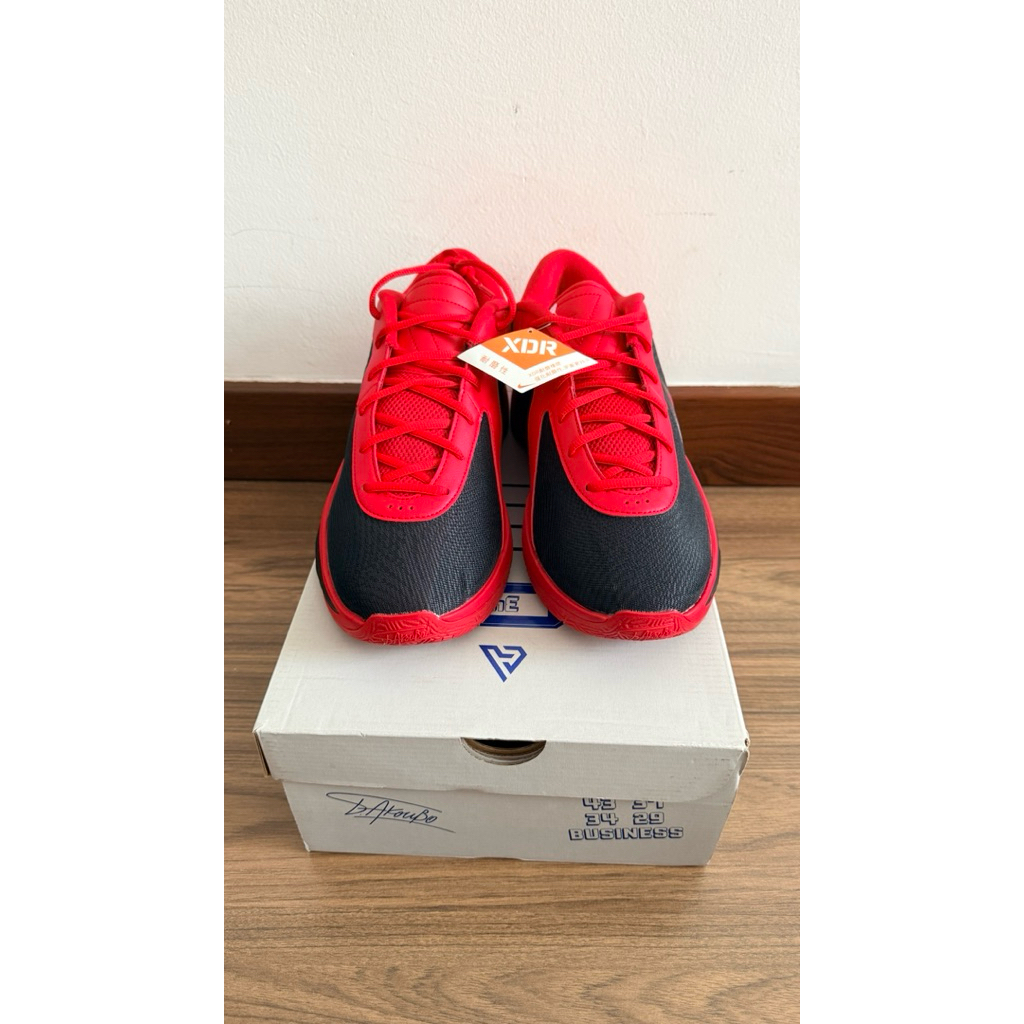 NEW sepatu basket Nike Freak 6 giannis BRED/merah. us10,5. Baru. Original Hoops