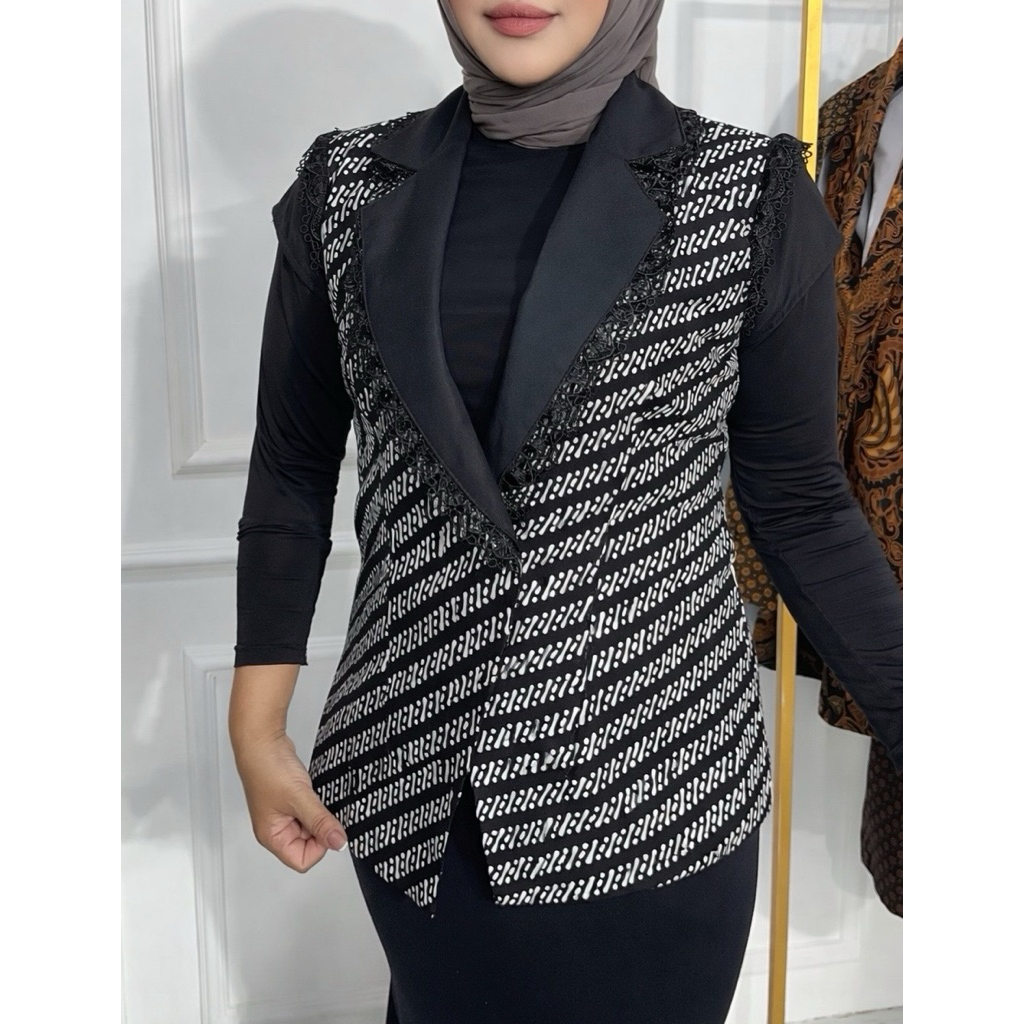 Baju batik wanita warna hitam model parang klitik model blazer Lengan pendek mix renda hitam