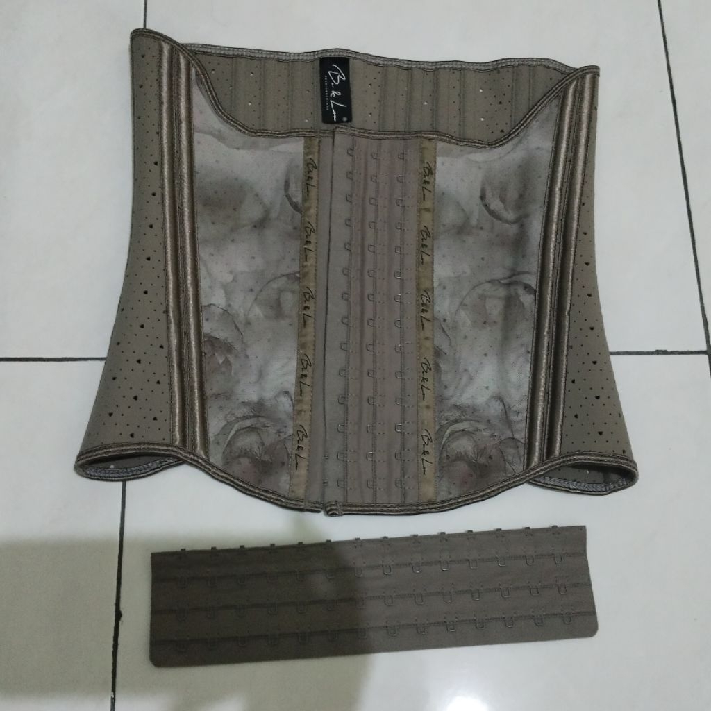 Preloved Korset Cikor baru sekali pakai Charcoal, S, Torso 28 cm