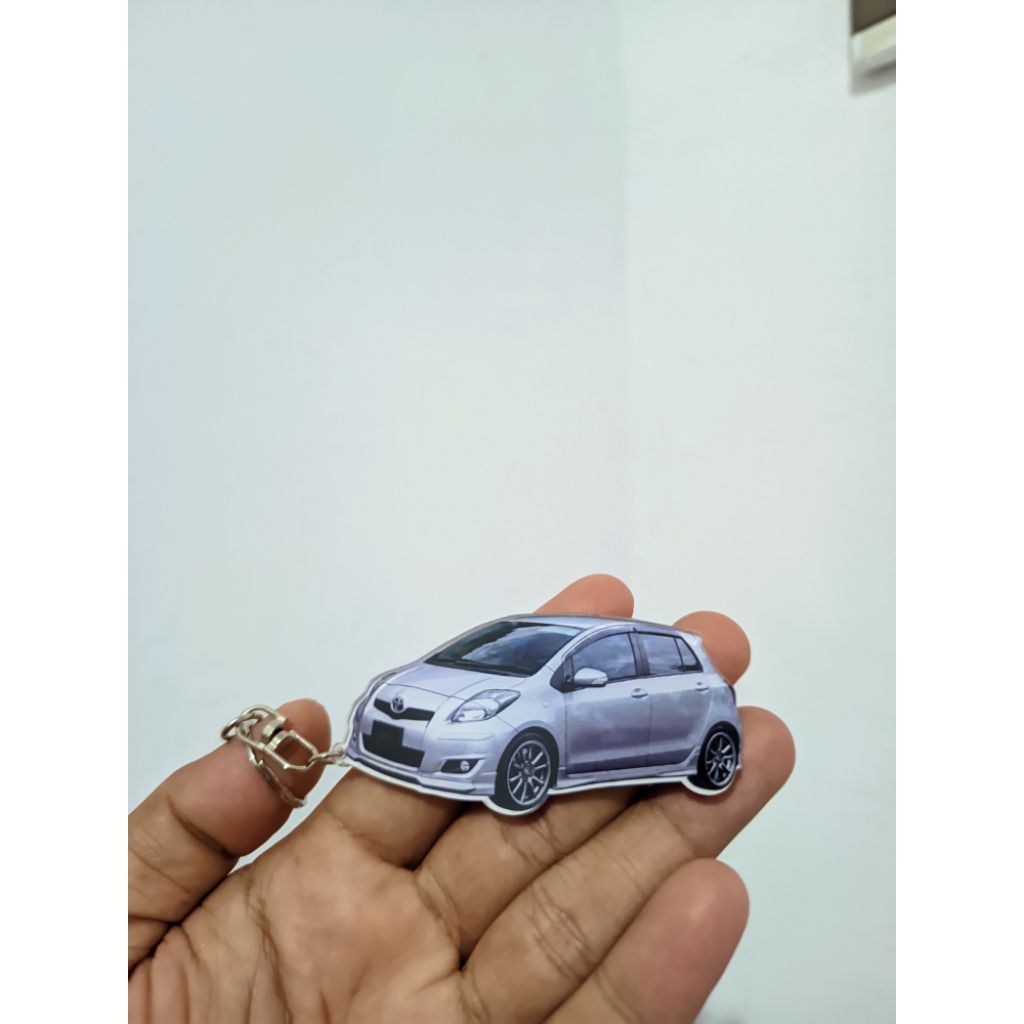 Gantungan kunci akrilik custom mobil Toyota Yaris