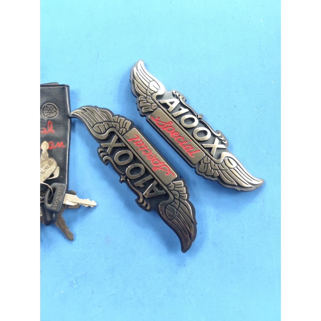 Emblem logo bok aki Suzuki A100 Ekonos A100X