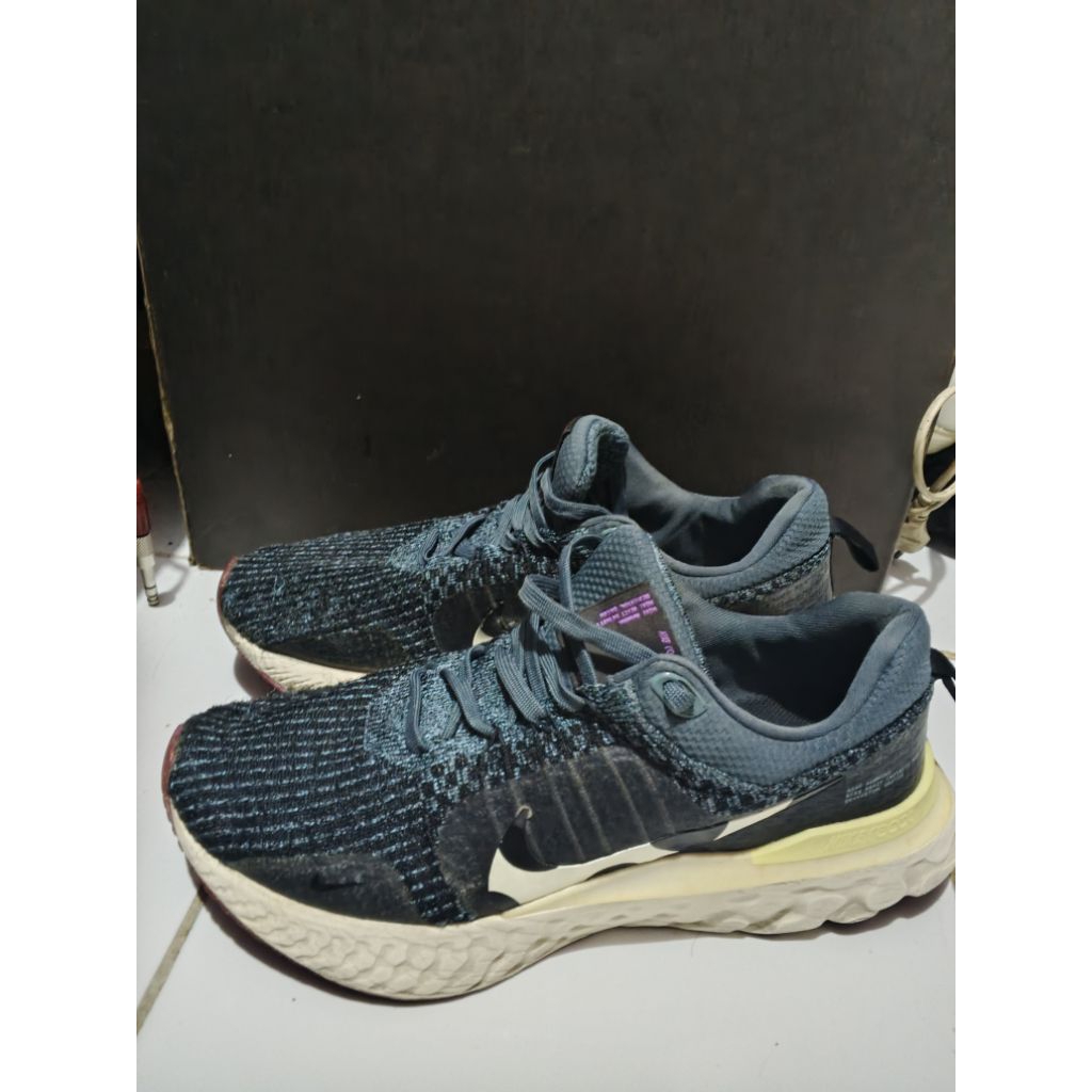 react running shoes size 44