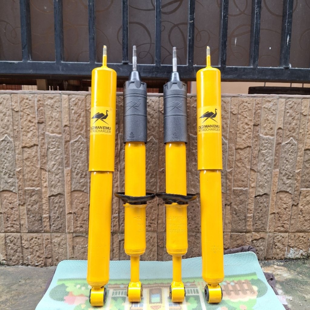 Shockbreaker Old Man Emu (OME) Toyota Fortuner Original 4Pcs