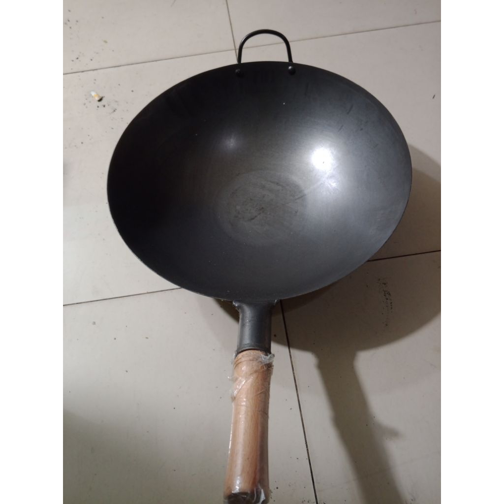 wajan wok baja hitam tebal gagang kayu diameter 43cm