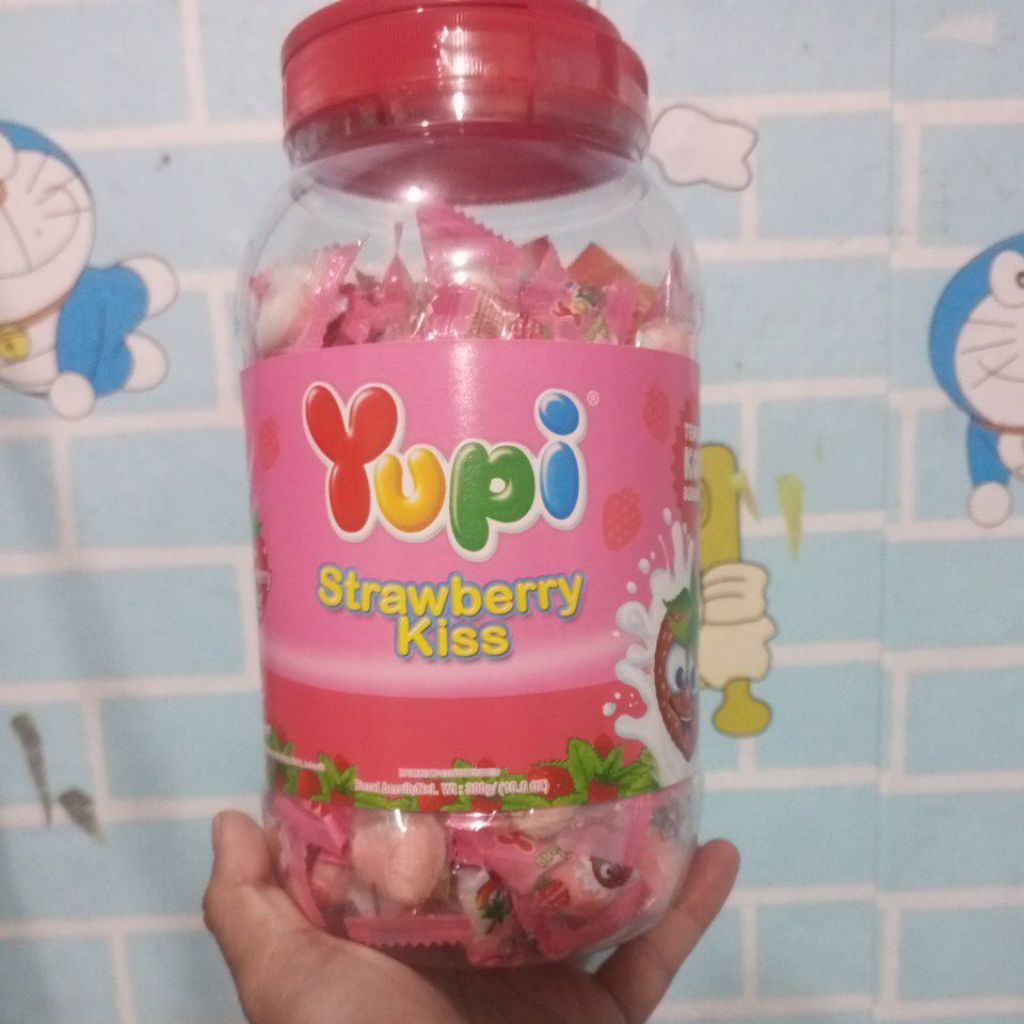 YUPI STRAWBERRY KISS 300GR ( 1 DUS ISI 6)