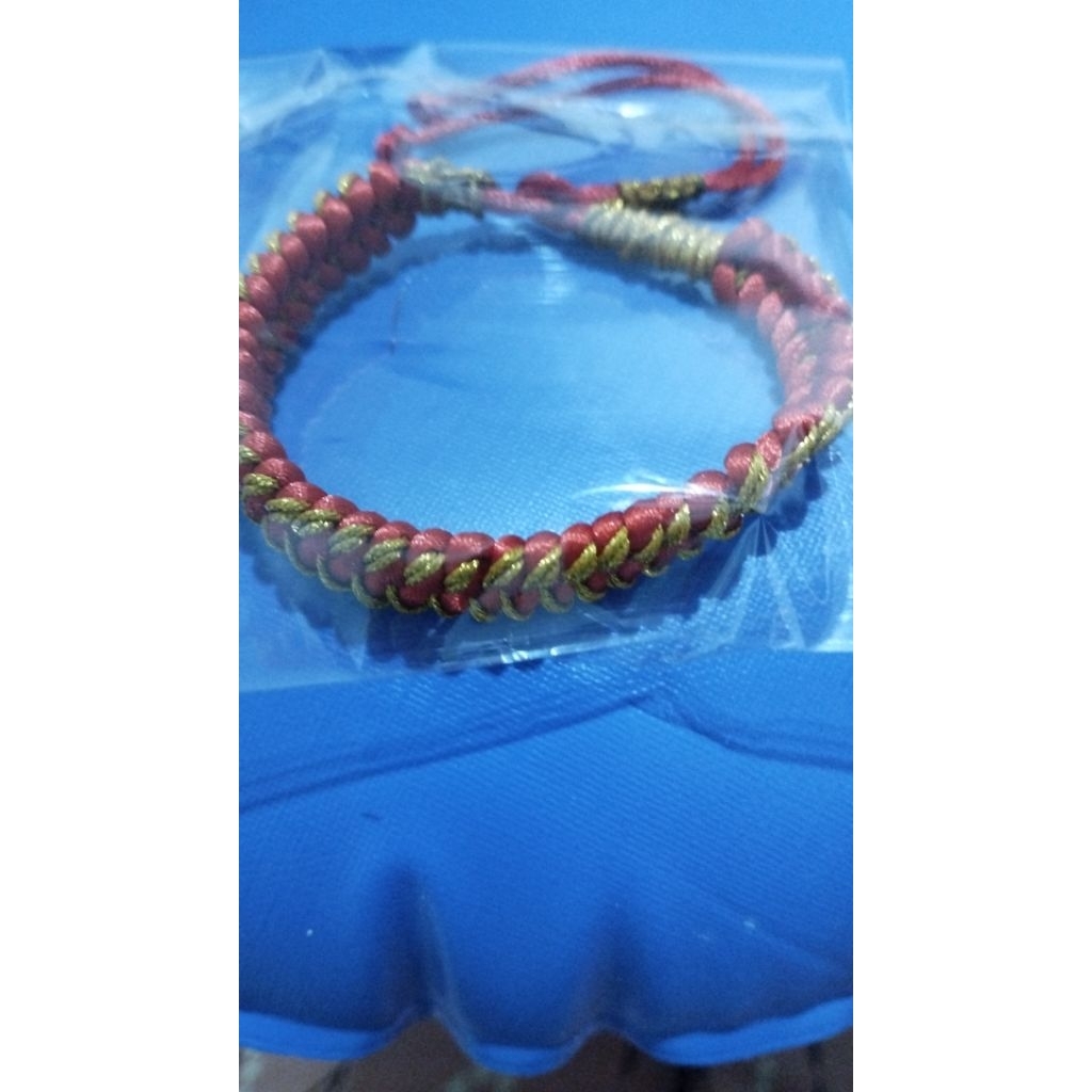 gelang merah dgn lilitan benang emas