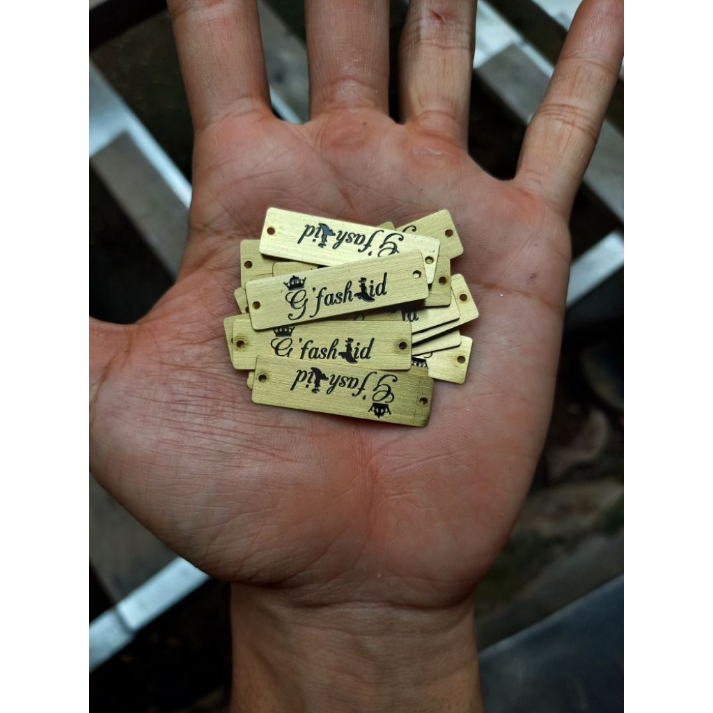 Label Plat Besi/ Kuningan Custom Nama Brand HIJAB,GAMIS Fashion Premium – Elegan & Eksklusif