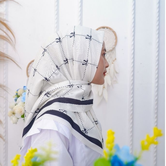 Jilbab Segi Empat Motif Pita Garis