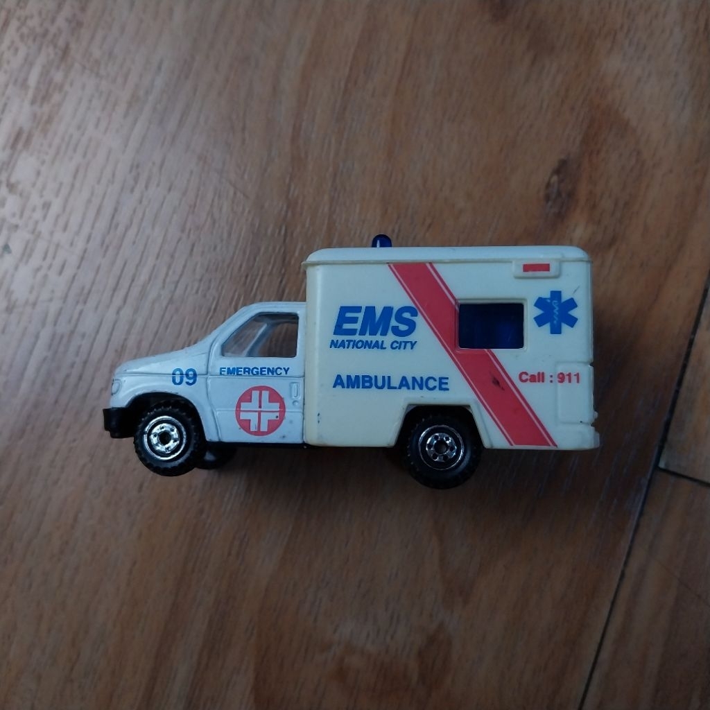 diecast ambulance vintage no hotwheels matchbox