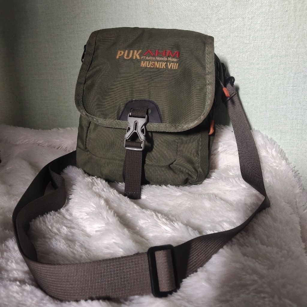 Preloved tas selempang pria hijau army