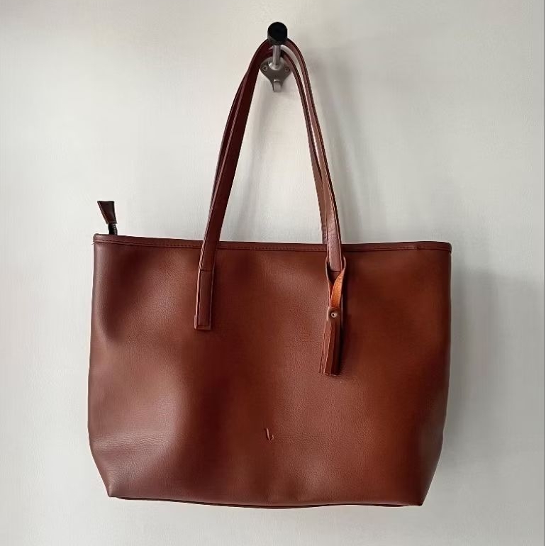 Preloved Liscio Zipper Tote Bag by Levaya