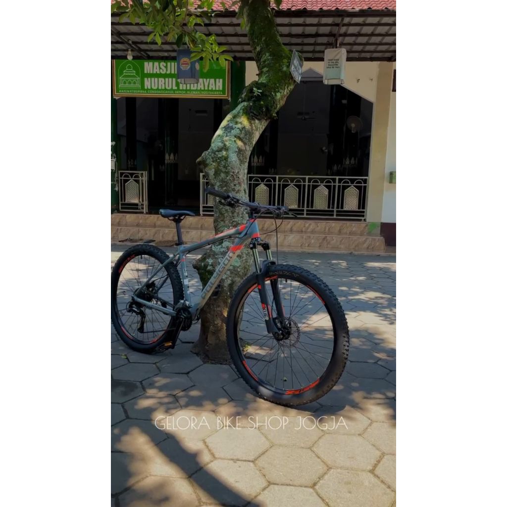 Polygon premier 4 2023 size M 27,5 (sepeda bekas)